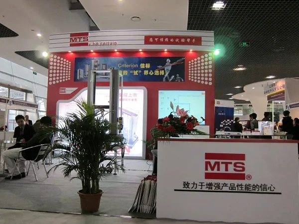 14766836297424.jpg 0比赛场所设计得非常合理,既宽敞,又便于观众观看试验过程.jpg