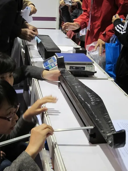 14766836475970.jpg 1学生制作的机翼正在由中航飞机强度研究所工作人员进行称重.jpg