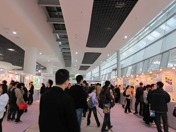 14766843806749.jpg 7称重完了之后便是外观评审,每个作品都有海报介绍.jpg