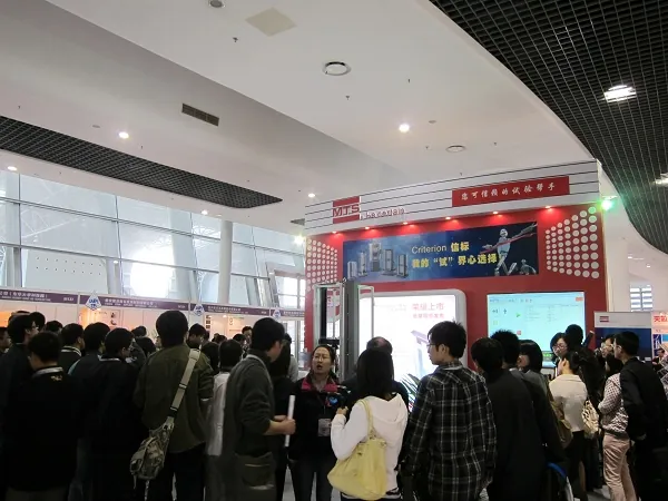 14766844856628.jpg 11比赛现场人头攒动.jpg