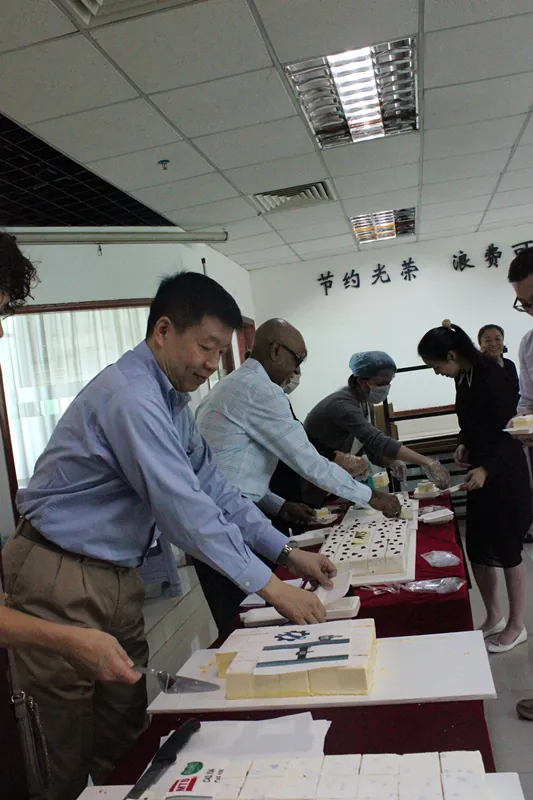 15107170383146.jpg Fazlur、Jimmy Tang和Nasla Sylvia女士为大家分发蛋糕.jpg